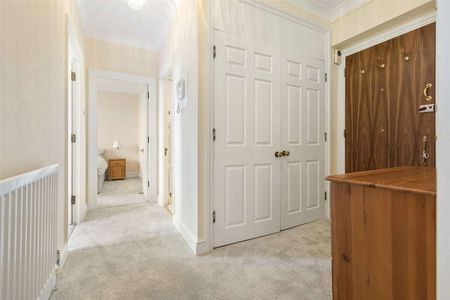 A light and bright two bedroom flat in an exceptional building - Photo 3
