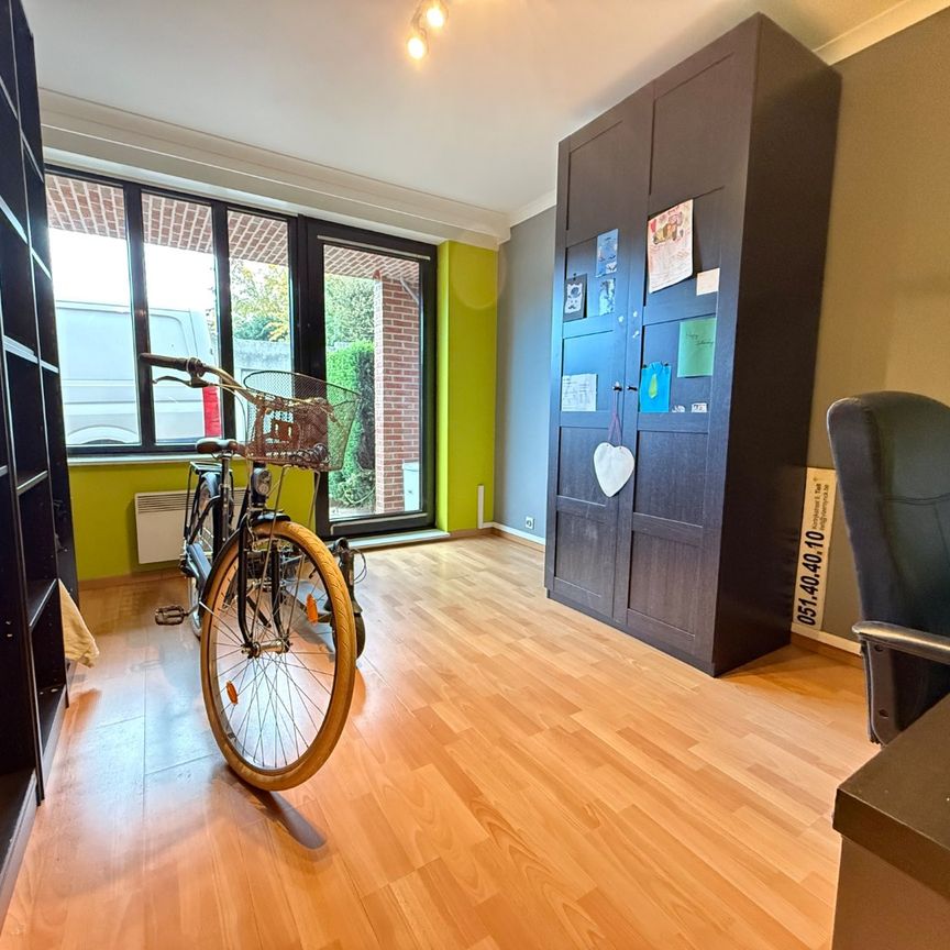 Ruim drie-slaapkamerappartement met garagebox in centrum Tielt! - Photo 1