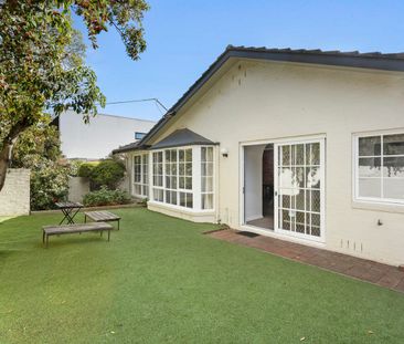 LARGE THREE BEDROOM PROPERTY - Photo 2