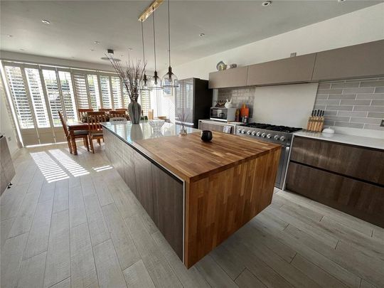 5 bedroom detached house to rent - Photo 1