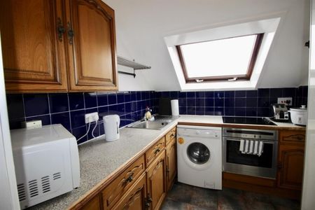 2 bedroom Flat To Let - Photo 3