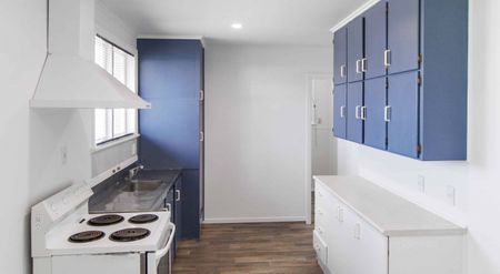 Sunny brick home in a super convenient location! - Photo 5