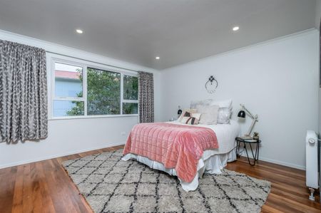 52 Kiwi Crescent, Tawa - Photo 2