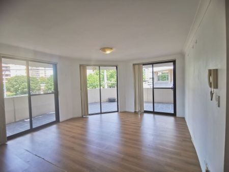 2-Bedroom Apartment with Large Balcony & New Flooring – Prime Rockdale Location - Photo 2