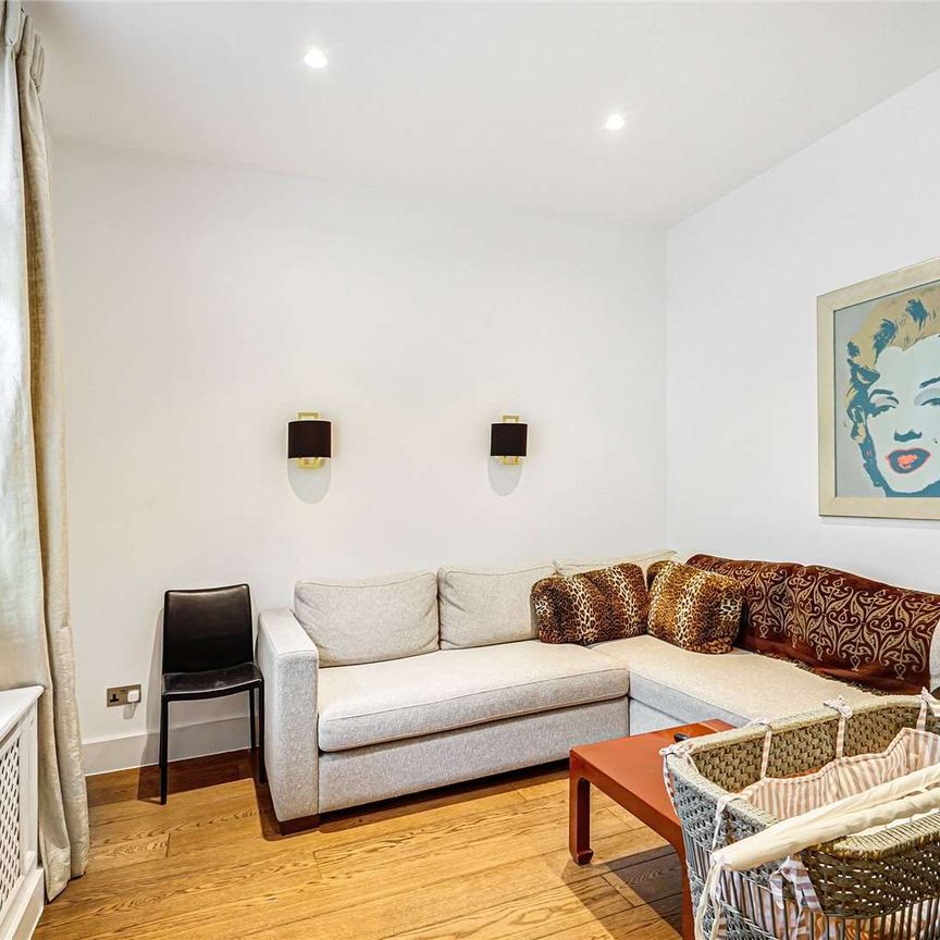 A simply stunning second floor apartment with impressive grandeur. The flat has direct lift access and has been restored to a high standard creating wonderful charm throughout. - Photo 1