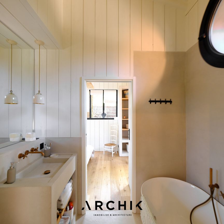 Architecture traditionnelle inspirée par des archétypes régionaux, cette maison de 125 m2 signée BLANC ROUGE ARCHITECTURE entièrement réalisée en bois s'inscrit sur un terrain arboré de 727 m2 avec piscine, dans une rue calme du Pyla et à proximité de la plage. - Photo 1
