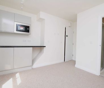 Price £845 pcm - Available Now - Part Furnished - Photo 2