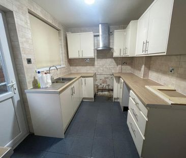 3 bedroom semi-detached house to rent - Photo 5