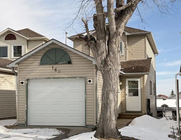 Walkout Basement | 4 Bedroom Family Home | 2.5 Baths | Attached Garage — 4 Bedrooms House - Photo 1