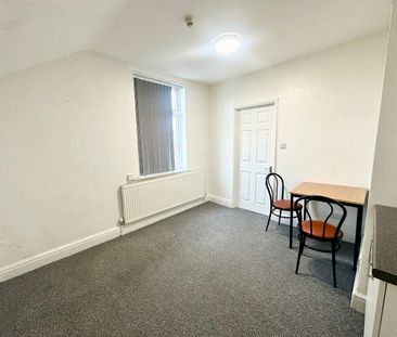 Top floor part-furnished apartment close to Forest Recreation groun... - Photo 4