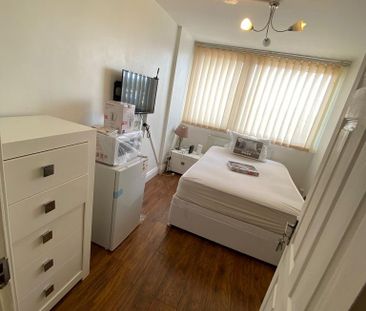 1 bedroom in a flat share to rent - Photo 2