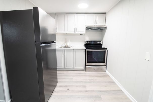 **COZY** 2 Bedroom apartment in Welland!! - Photo 1