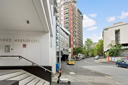 Central Auckland Studio Apt with Balcony! - Photo 3