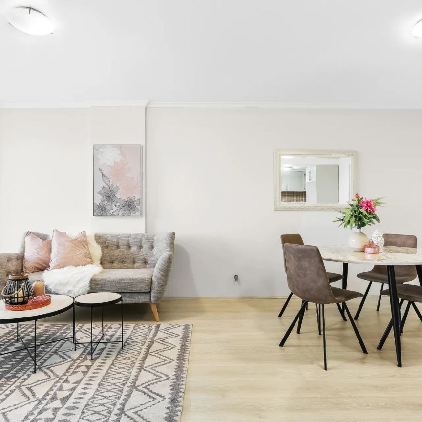 Lightly updated tenth floor apartment in a highly sought-after location - Photo 1