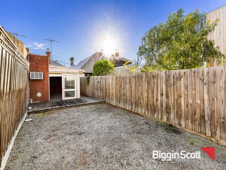 Spacious and charming light filled Abbotsford delight! - Photo 2