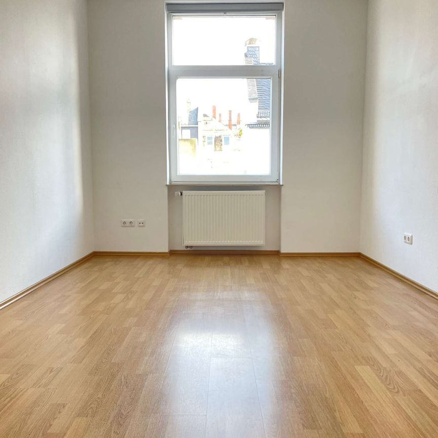 *RICHTIG TOLLE WOHNUNG MIT DESIGN-PARKETT, BALKON u. EBK* - Foto 1