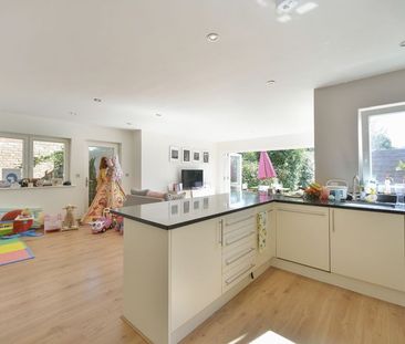 Warren Road Godalming, Surrey - 3 bedrooms Property for lettings - ... - Photo 5