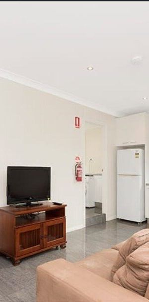 Modern Three Bedroom Unit - Great location and close to all amenities. Water includes in rent. - Photo 1