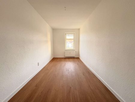 Sanierte 4 Raumwohnung mit großem Balkon in Schönefeld! - Photo 2