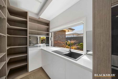 Executive Family Luxury in the Heart of Googong - Photo 3
