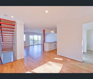 Luxury Three-Level Townhouse with Panoramic Oxford Street Views in ... - Photo 5