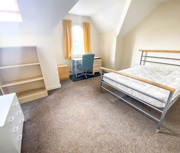 4 bedroom end of terrace house to rent - Photo 2