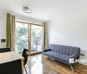 Flat to rent - Thorburn Square, London, SE1 - Photo 1