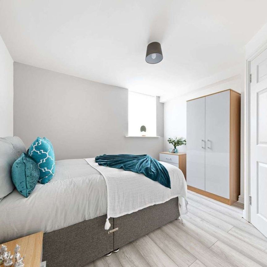 🏡 Newly Refurbished En-Suite Rooms Now Available in CV2! - Photo 1