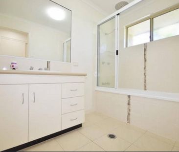 4 BEDROOM FAMILY HOME IN EIMEO - Photo 6