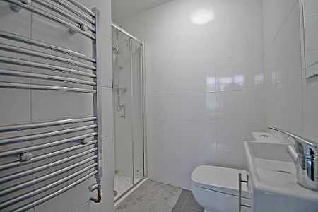 1 bedroom in a flat share to rent - Photo 5