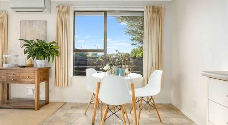 Family Home in Whitby - Photo 4