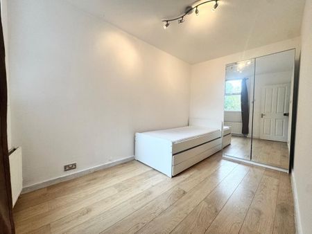 3 bedroom flat to rent - Photo 2