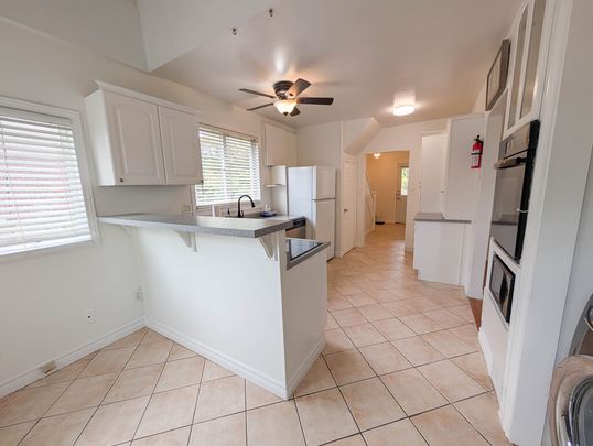 Spacious Fully Detached House in Niagara Falls! - Photo 1