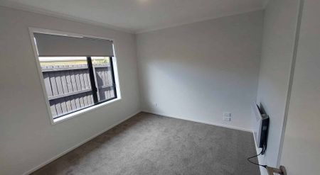 Stylish new townhouse - Photo 4