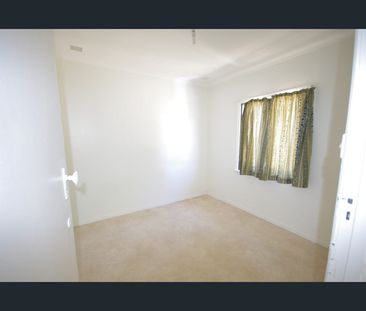 Three Bedroom home enclosed back garden plenty of room - Photo 3