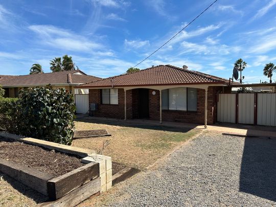 Family home with large shed! - Photo 1