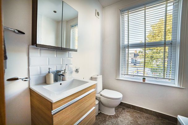 Rosebery Avenue - Photo 1