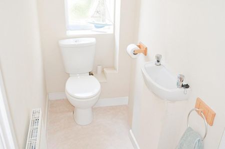 2 bedroom end of terrace house to rent - Photo 3