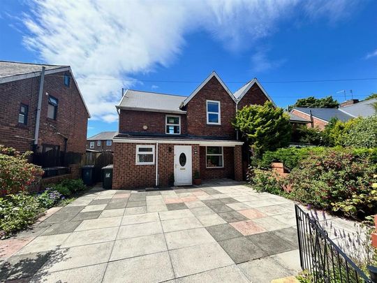 4 bedroom semi-detached house to rent - Photo 1