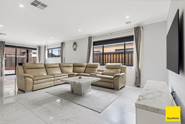 East-Facing Residence Combining Modern Comfort, Seamless Convenience & Timeless Style in Thornhill Park - Photo 1