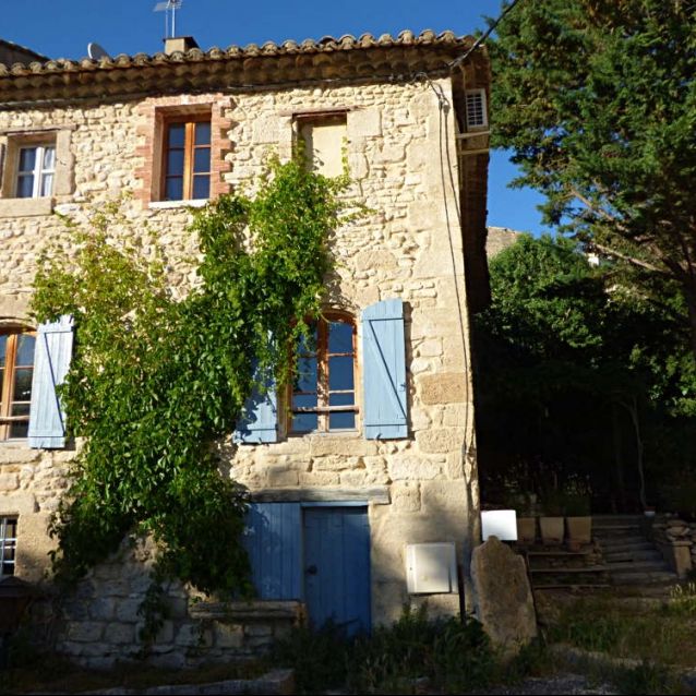 LUBERON - ROBION: Au coeur du vieux village, dans le Parc Naturel du Luberon, charmante maison ancienne en pierre avec terrasse en extérieur de plain pied - Photo 1