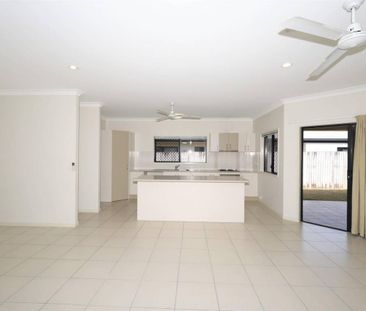 Fully Tiled and Air Conditioned Family Home - Huge Patio - Excellen... - Photo 3