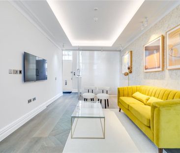 A comprehensively refurbished three storey mews house of just over ... - Photo 3