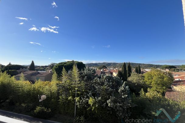 T2 lumineux Vue dégagée Centre-ville de la Londe les Mau - Photo 1