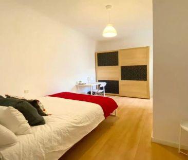 Room in a shared 8-bedroom apartment for rent in Castellana - Photo 5