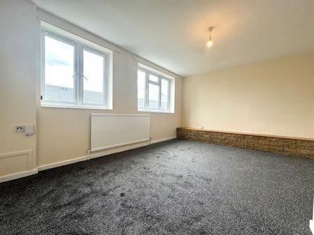 3 Bedroom Maisonette - Upper To Let - Photo 2