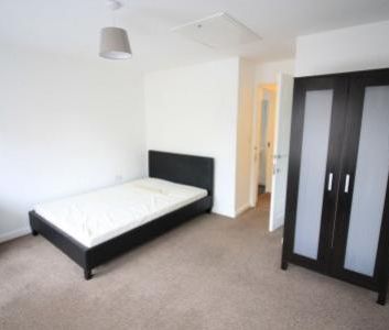 4 bedroom semi-detached house to rent - Photo 3