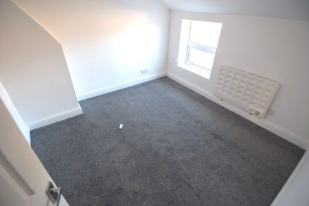 To Let 2 Bed Flat - Photo 5