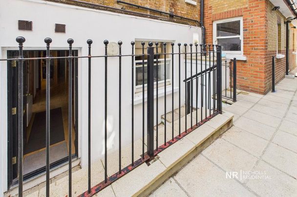 4 bedroom flat to rent - Photo 1