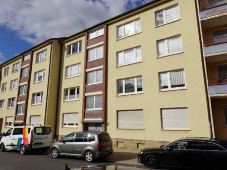 Helle 3-Zimmer-Erdgeschosswohnung mit Balkon in gepflegtem Mehrfamilienhaus - Photo 2